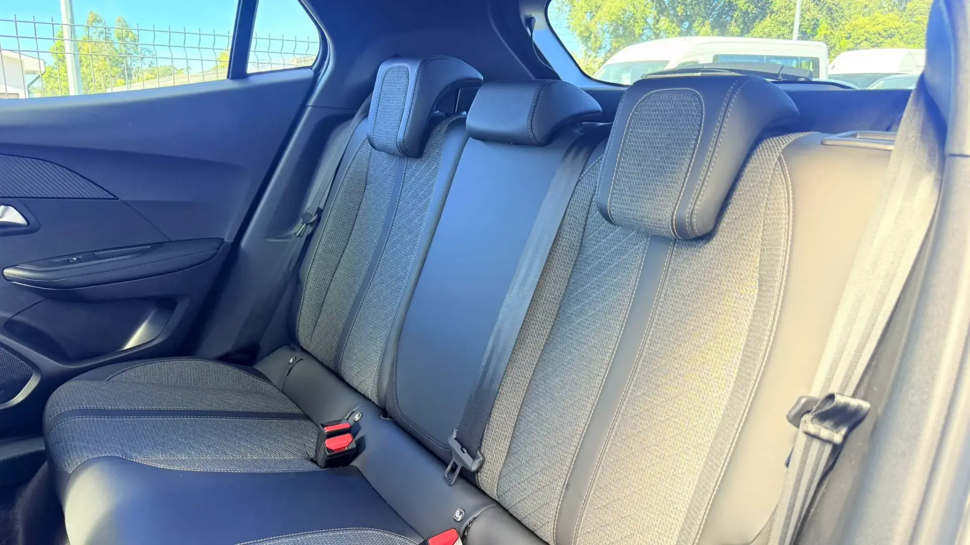 Peugeot 2008 1.2 Hybrid Allure e-DCS6 11