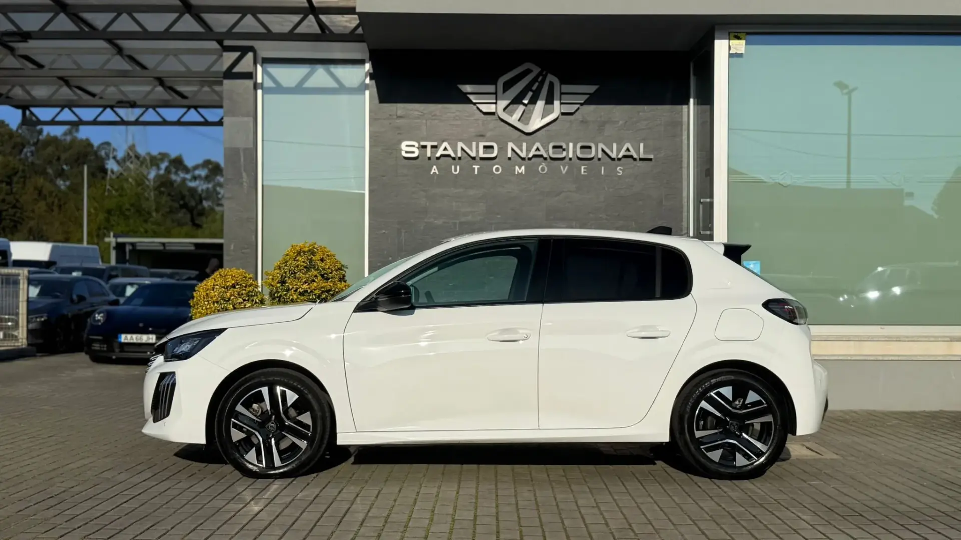 Peugeot 208 Peugeot 208 1.2 Hybrid Allure e-DCS6 8