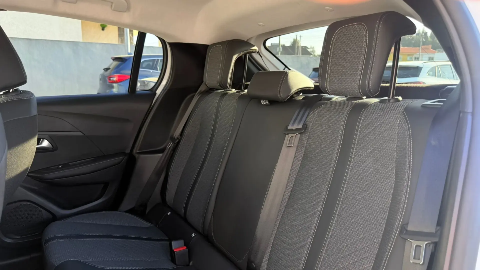 Peugeot 208 Peugeot 208 1.2 Hybrid Allure e-DCS6 12