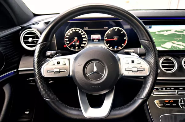 Mercedes-Benz E 220 D AMG Line 19