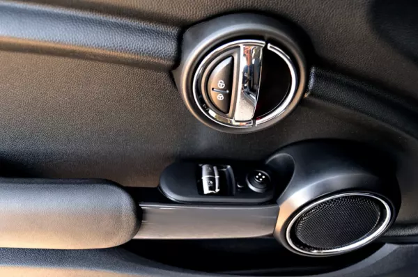 MINI 3 Portas Cooper D Auto 11