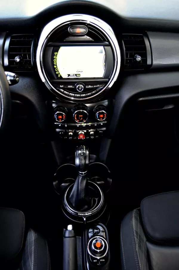 MINI 3 Portas Cooper D Auto 17