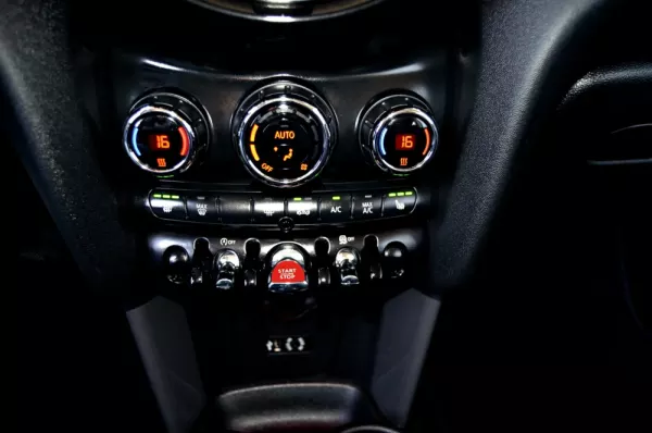 MINI 3 Portas Cooper D Auto 18