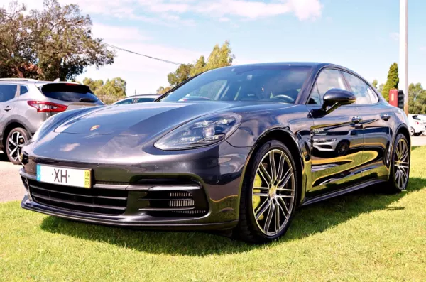 Porsche Panamera 4 E-Hybrid 3