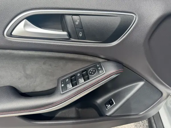 Mercedes-Benz GLA 200 d 7G-DCT AMG Line 11