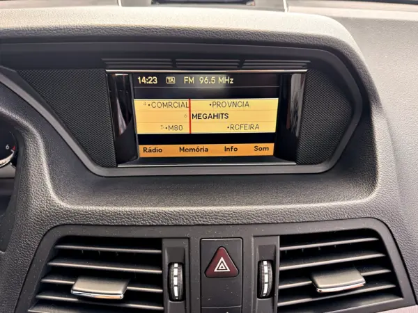 Mercedes-Benz E 220 CDi Avantgarde BlueEfficiency 19