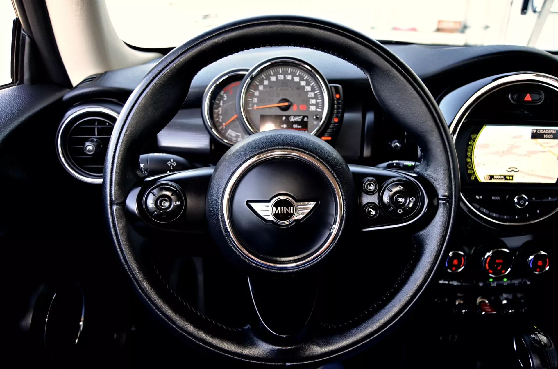 MINI 3 Portas Cooper D Auto 14