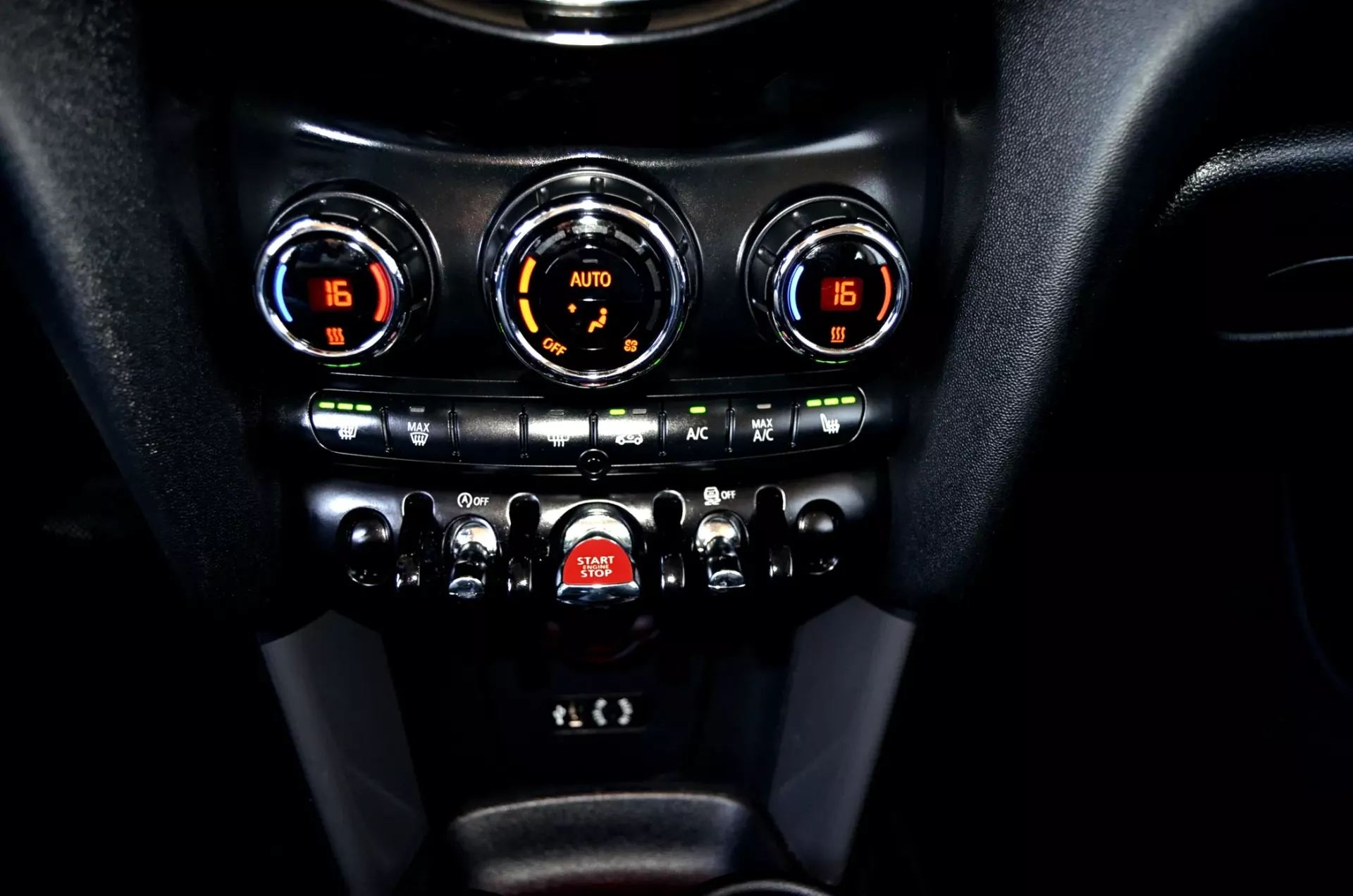 MINI 3 Portas Cooper D Auto 18