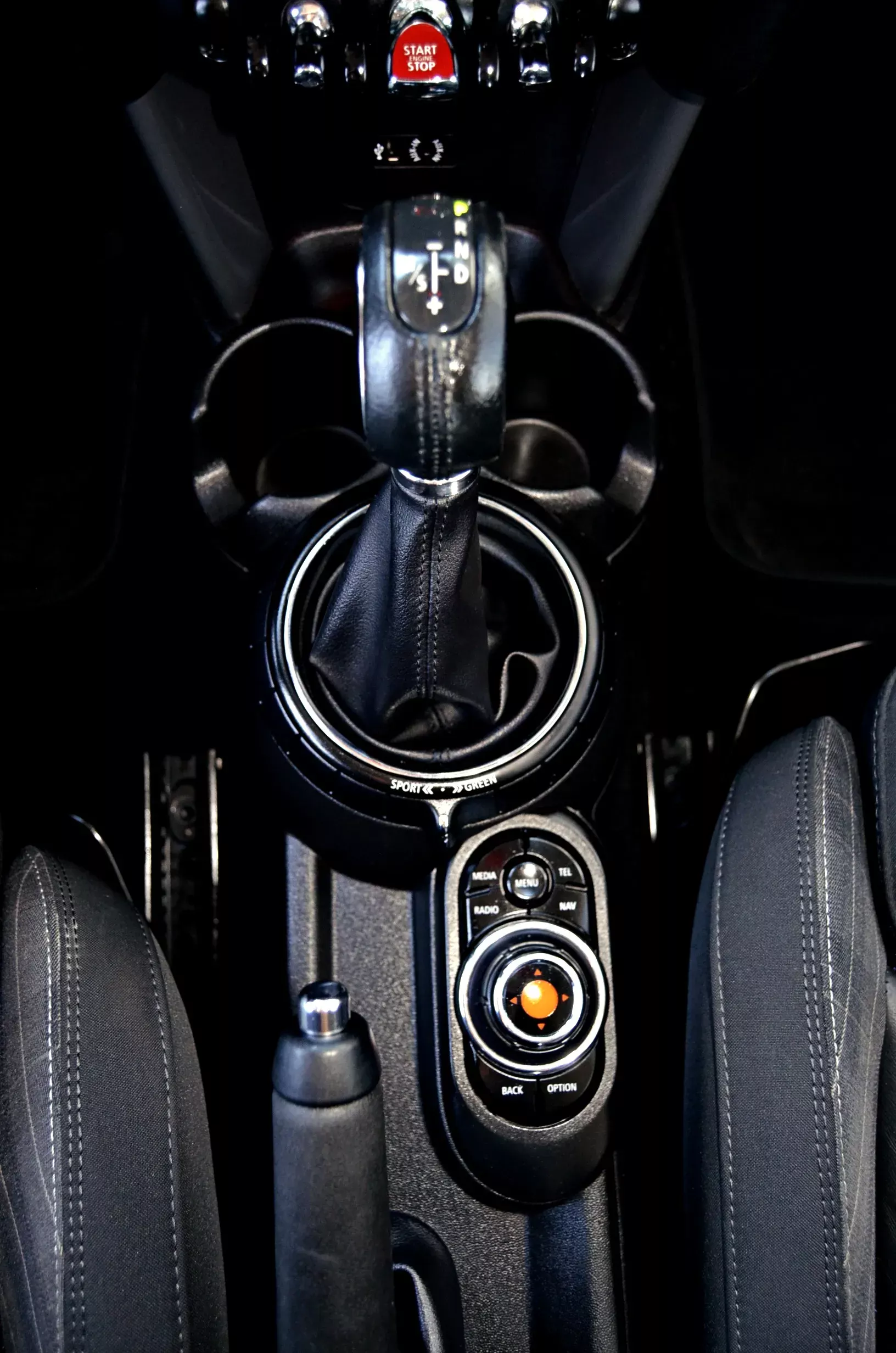 MINI 3 Portas Cooper D Auto 19