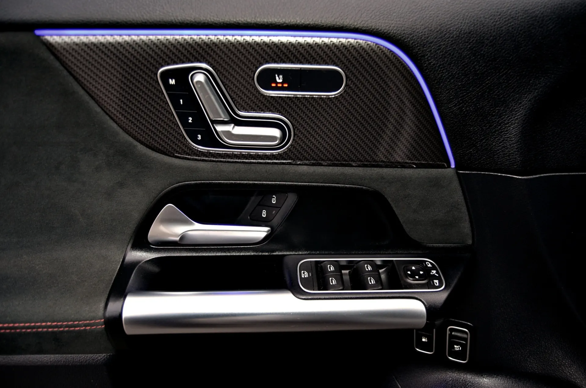 Mercedes-Benz GLA 250 e AMG Line 12