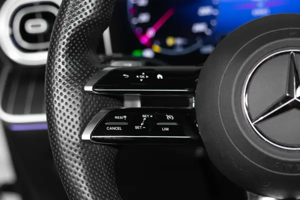 Mercedes-Benz C 300 e AMG Line 8