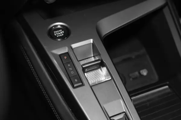 Peugeot 408 1.6 Hybrid Allure e-EAT8 29
