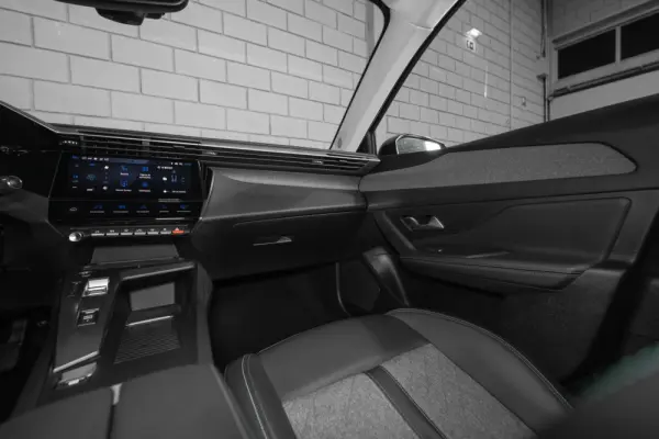 Peugeot 408 1.6 Hybrid Allure e-EAT8 36