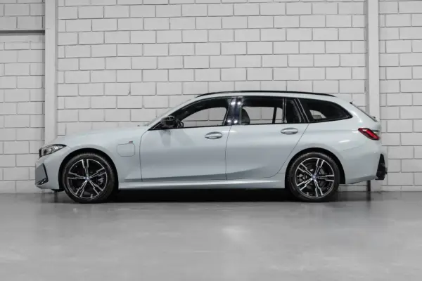 BMW 330 e Pack M Auto 2