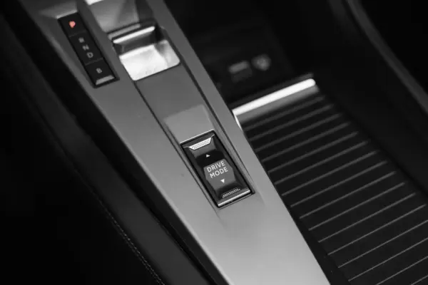 Peugeot 408 1.6 Hybrid Allure e-EAT8 22