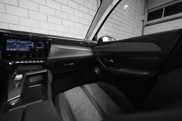 Peugeot 408 1.6 Hybrid Allure e-EAT8 28