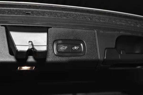 Volvo XC 60 2.0 T6 PHEV Black Edition 43