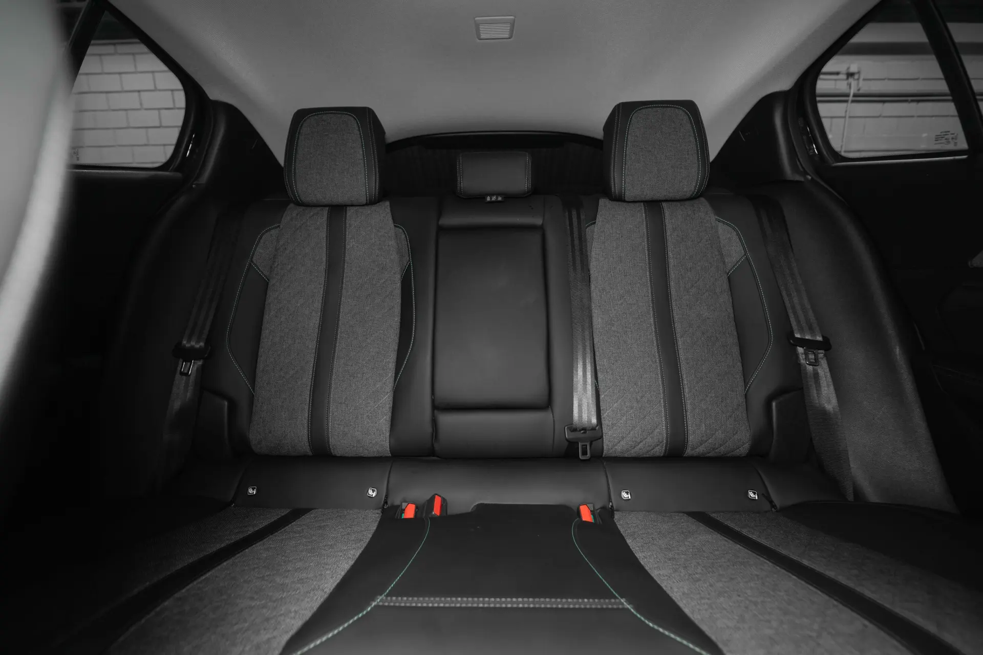 Peugeot 408 1.6 Hybrid Allure e-EAT8 9