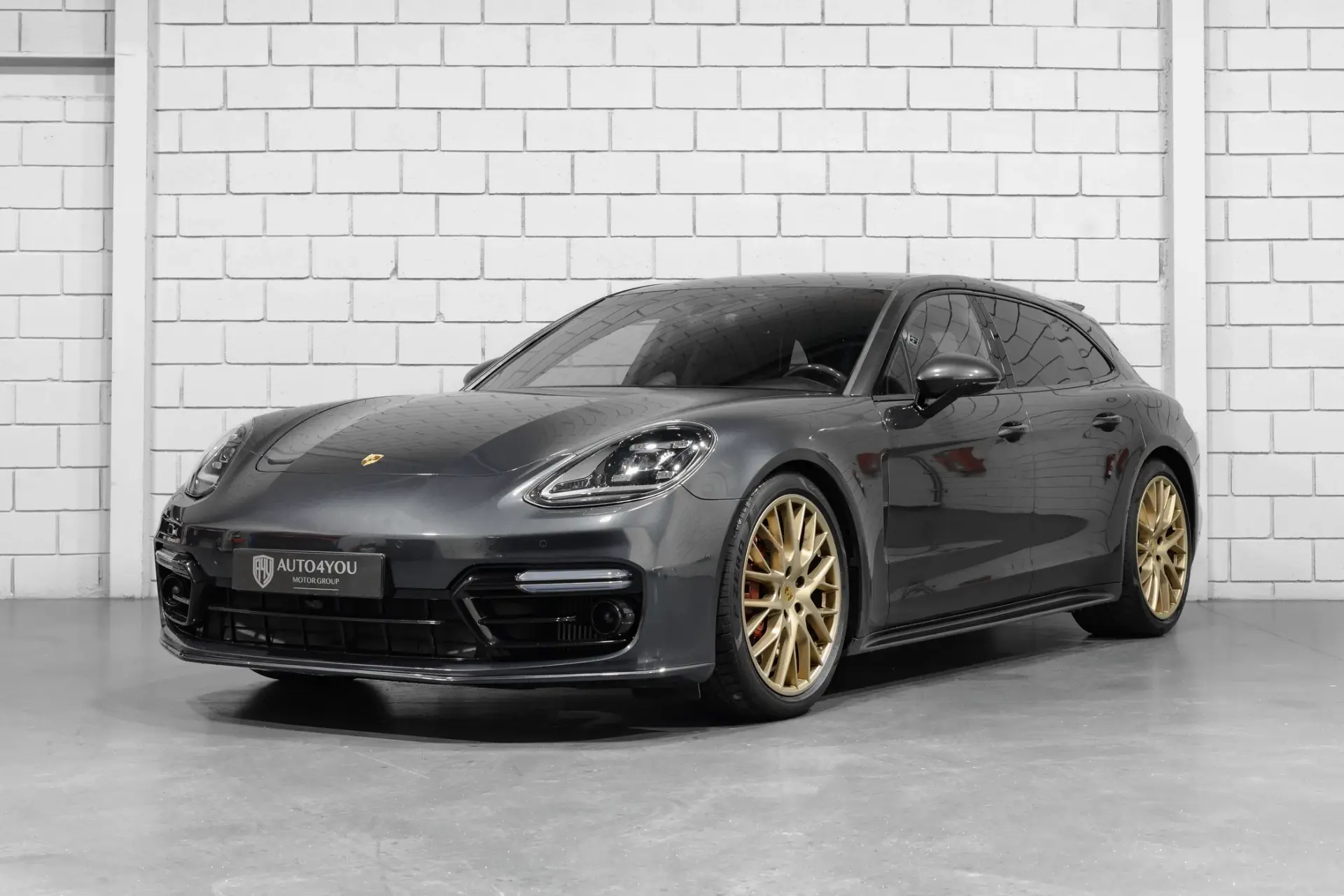 Porsche Panamera Sport Turismo 4 E-Hybrid 1
