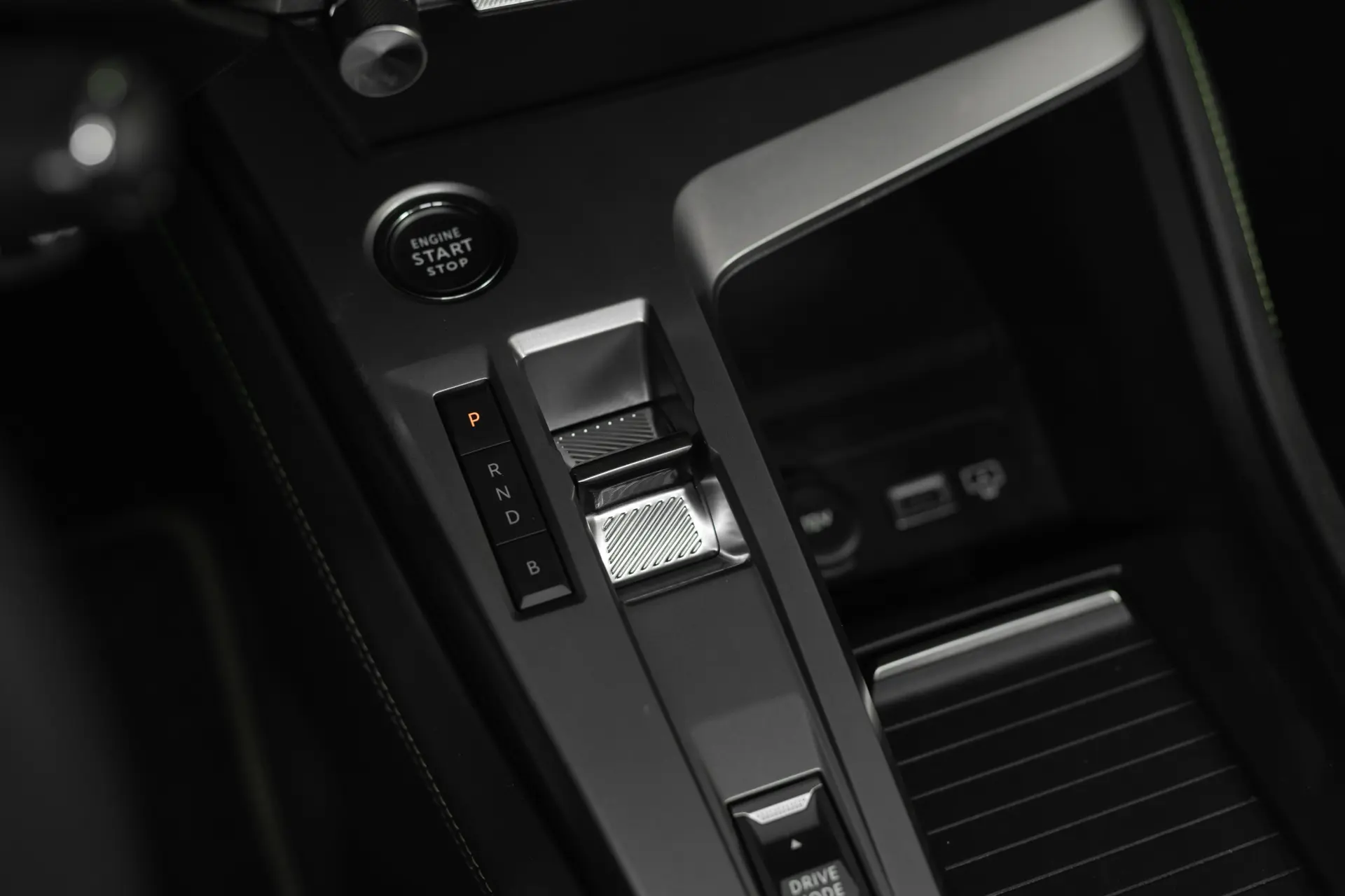 Peugeot 408 1.6 Hybrid GT e-EAT8 32
