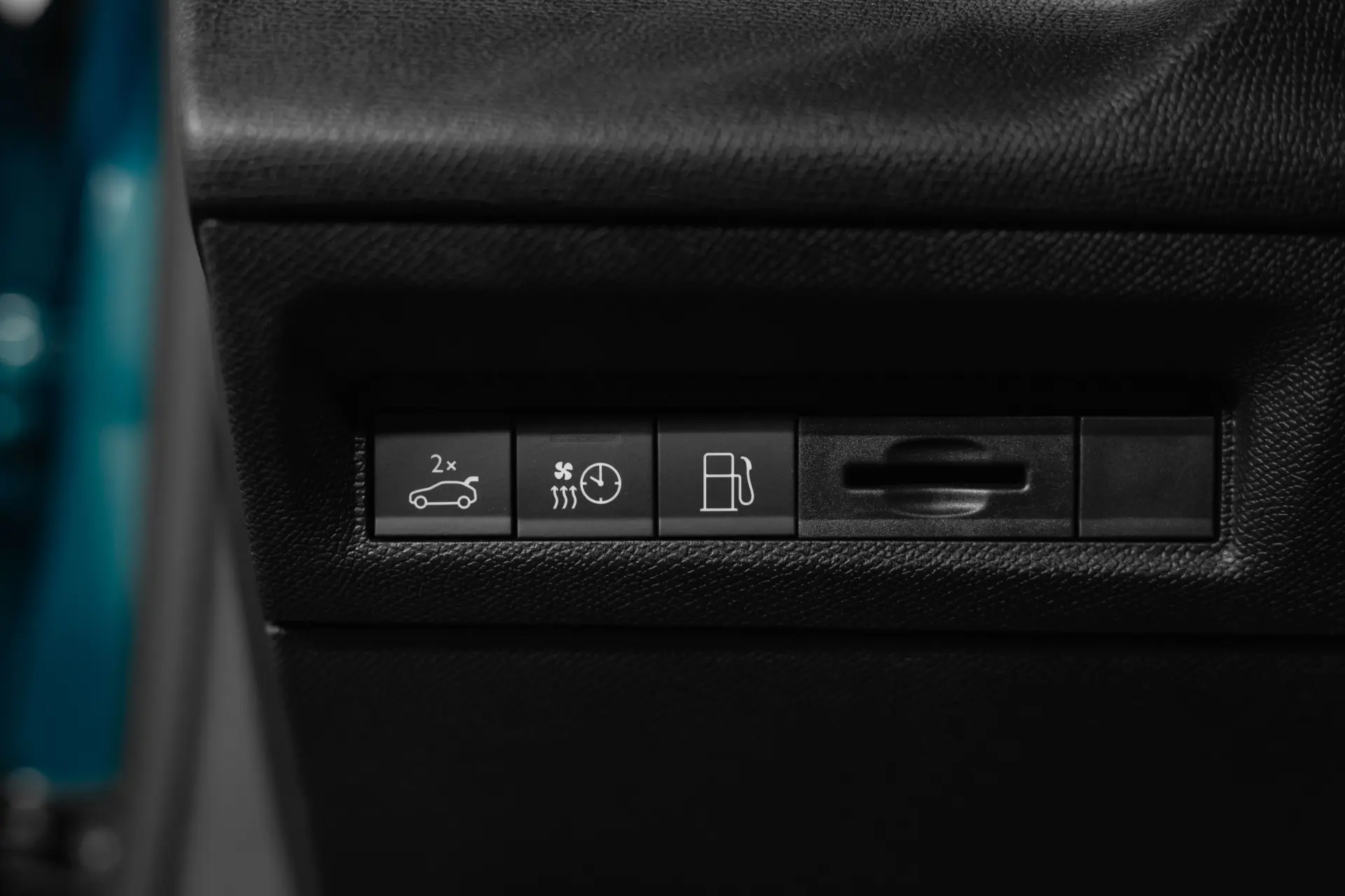 Peugeot 408 1.6 Hybrid GT e-EAT8 29