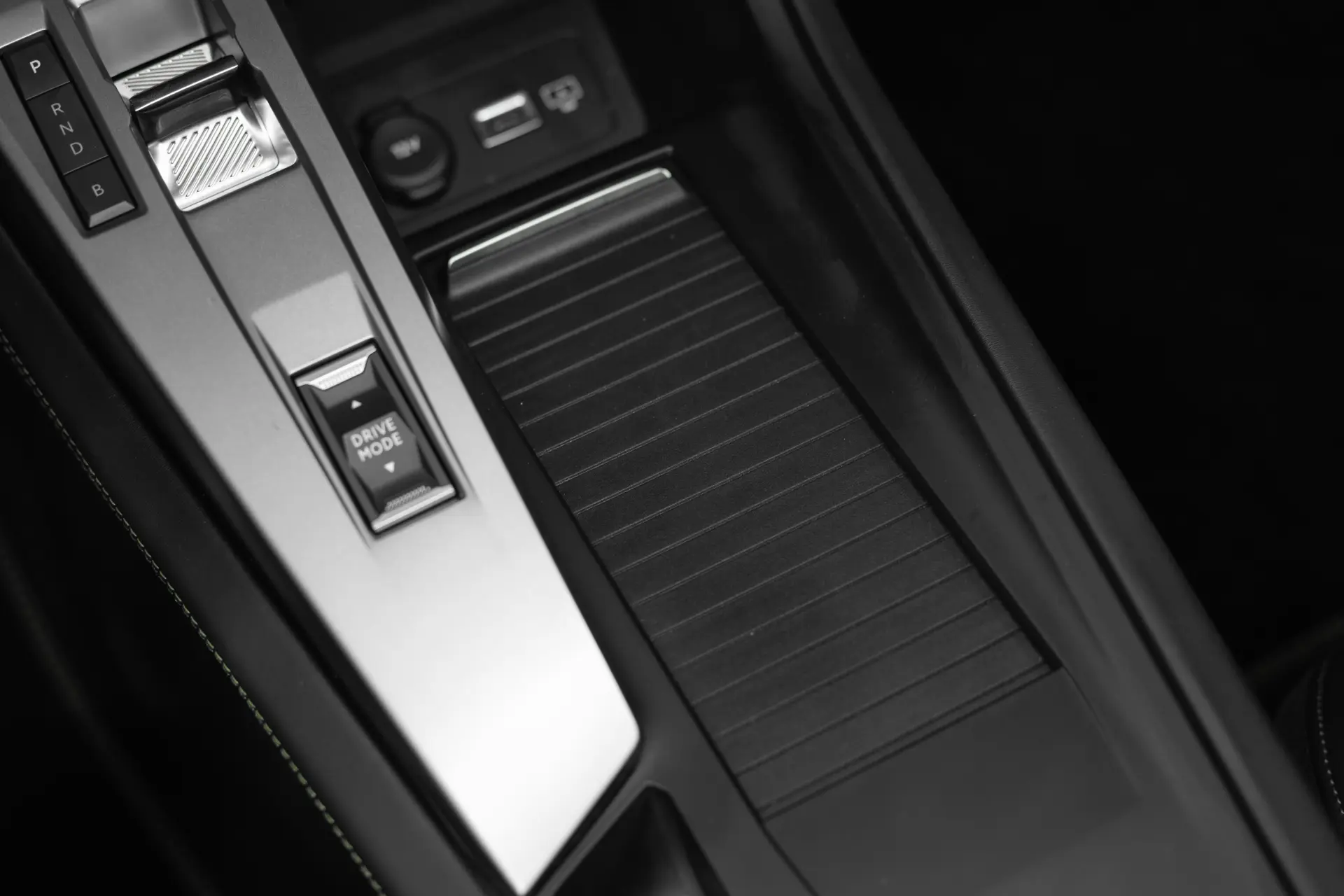 Peugeot 408 1.6 Hybrid GT e-EAT8 36