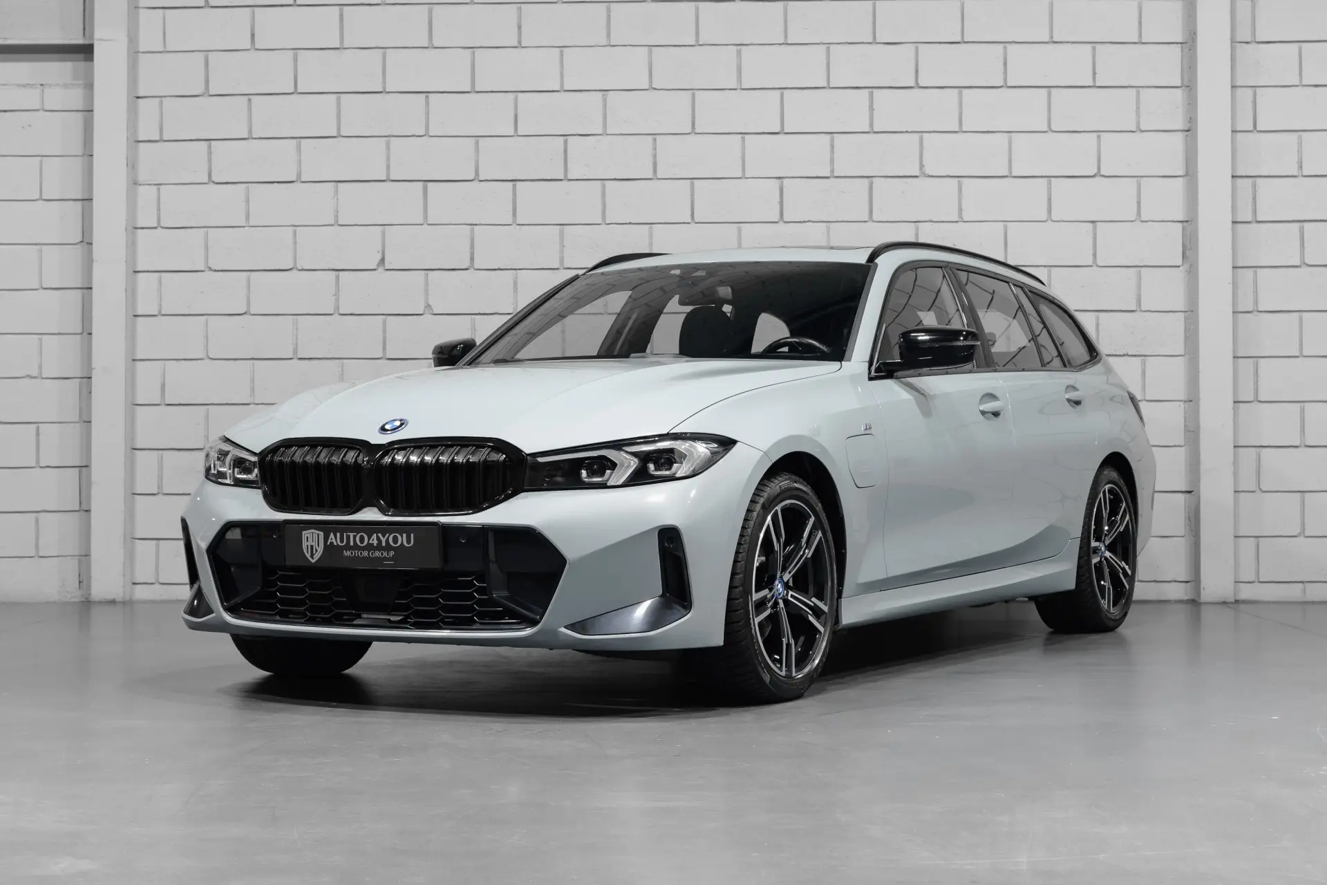 BMW 330 e Pack M Auto 1