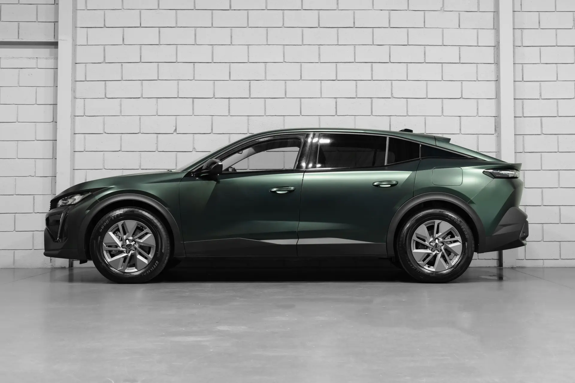 Peugeot 408 1.6 Hybrid Allure e-EAT8 3