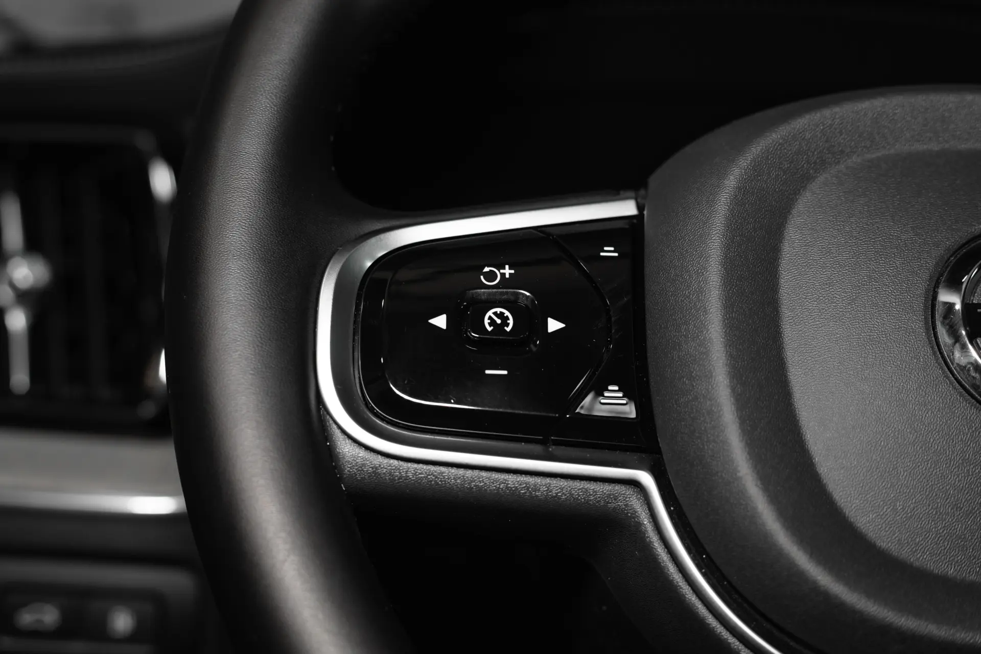 Volvo XC 60 2.0 T6 PHEV Black Edition 6