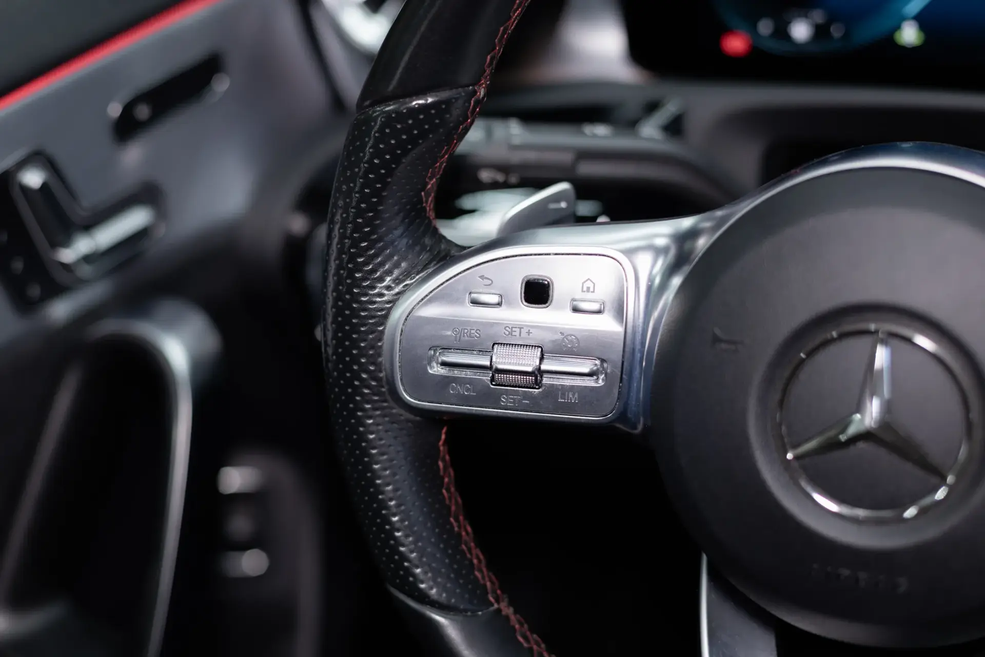 Mercedes-Benz A 180 Limousine d AMG Line Aut. 26