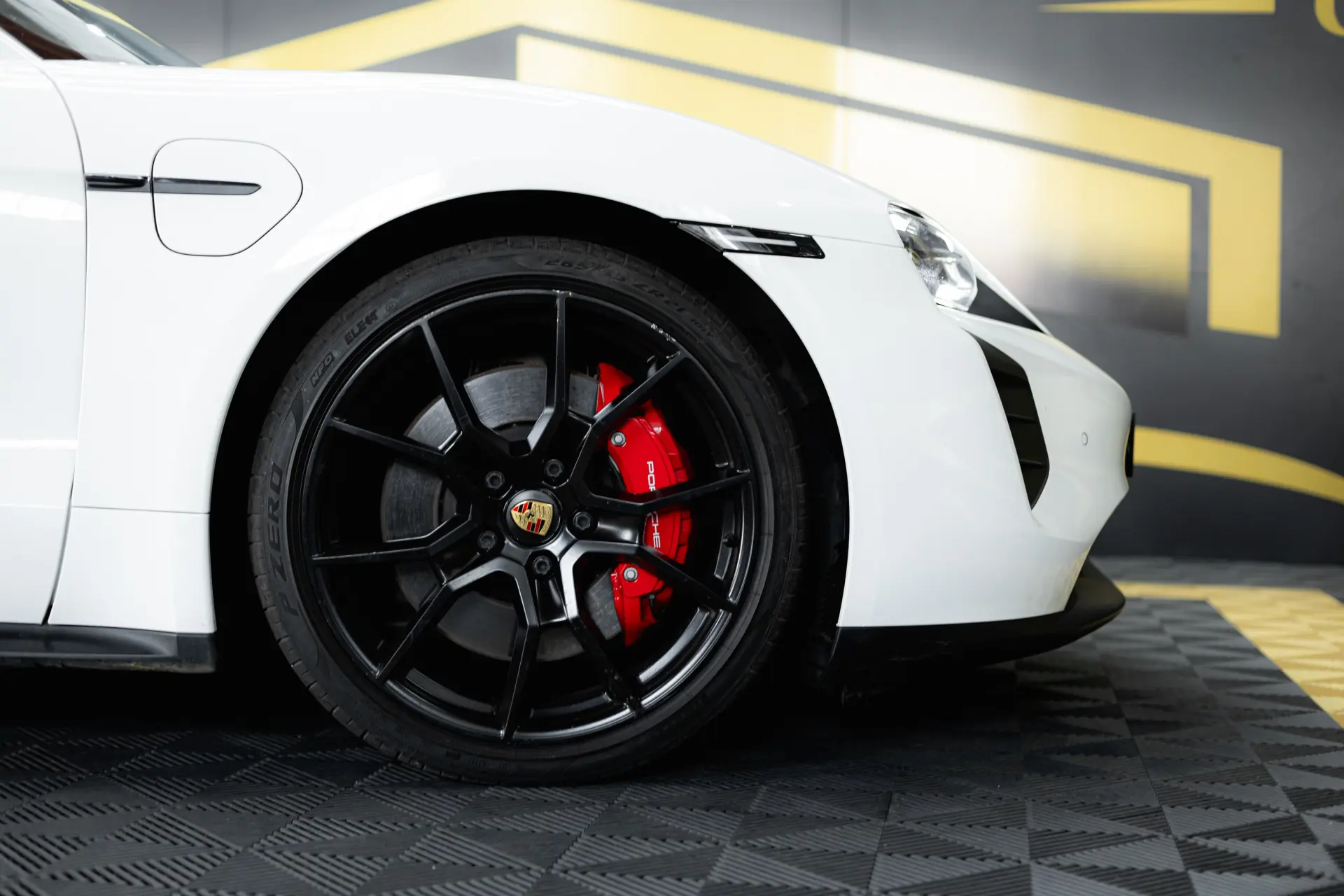 Porsche Taycan GTS 12