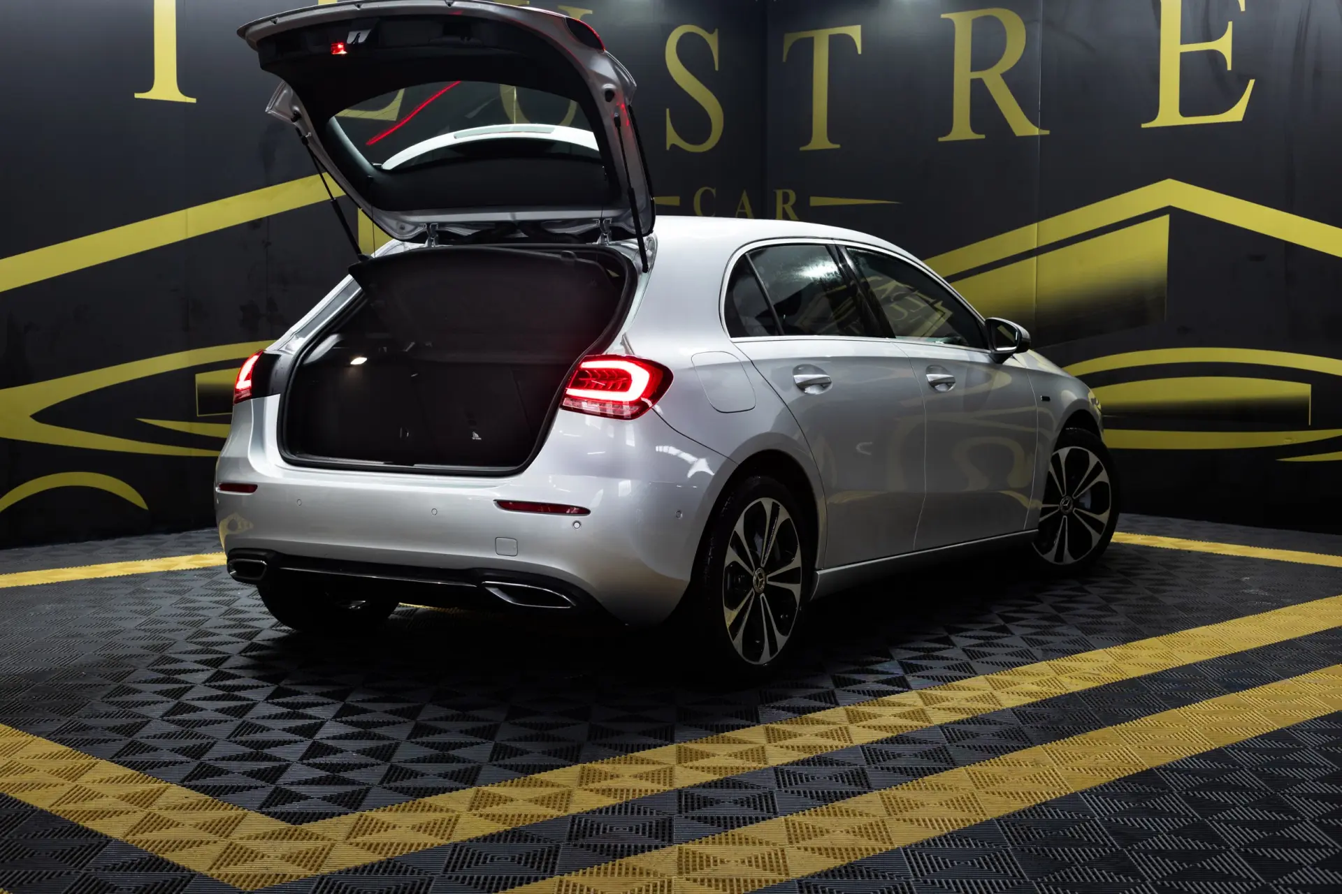 Mercedes-Benz A 250 e Progressive 7