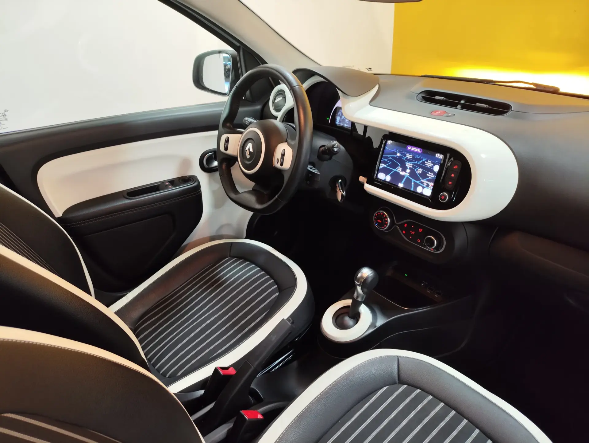 Renault Twingo 22 Techno Eletric 100% 17