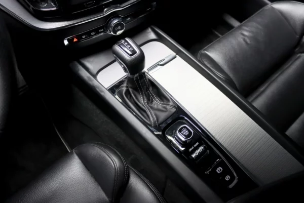 Volvo XC 60 2.0 D4 R-Design Geartronic 15