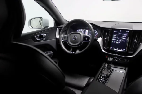 Volvo XC 60 2.0 D4 R-Design Geartronic 17