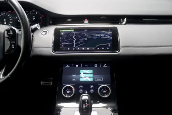 Land Rover Range Rover Evoque 2.0 D150 AWD R-Dynamic SE Auto 33