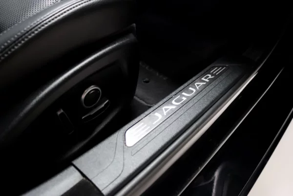 Jaguar XE D180 Aut. R-Dynamic S 13
