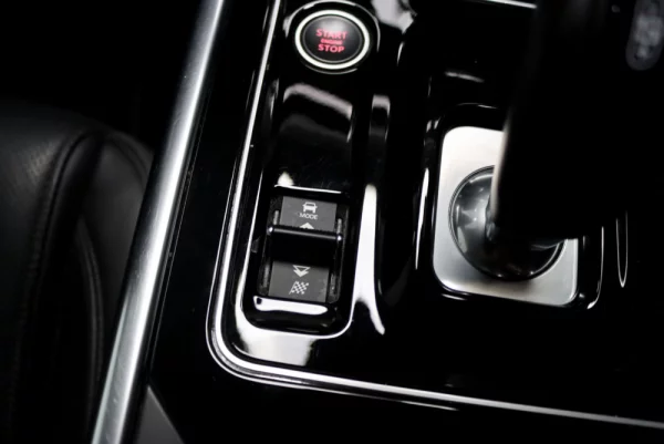 Jaguar XE D180 Aut. R-Dynamic S 28