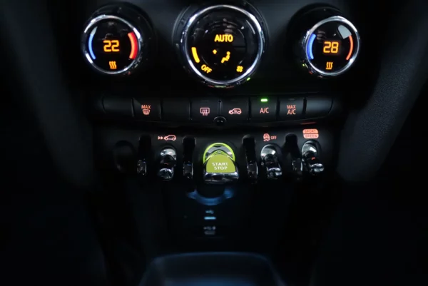 MINI 3 Portas Cooper SE 28