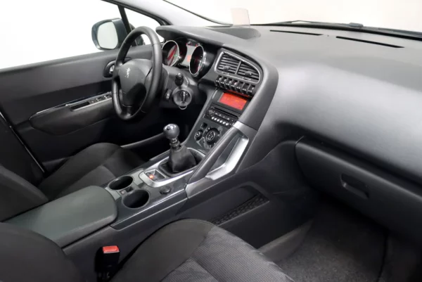 Peugeot 3008 1.6 HDi Allure 17