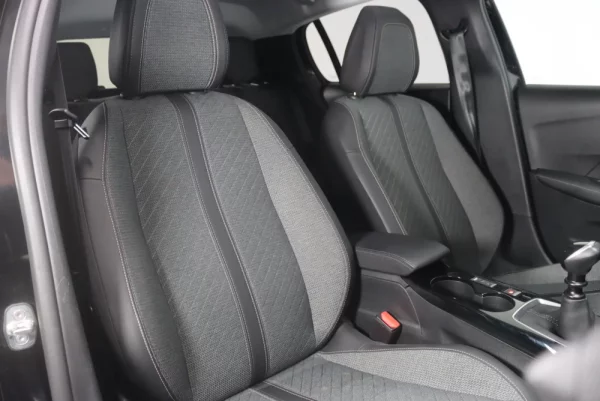 Peugeot 208 1.2 PureTech Allure 5