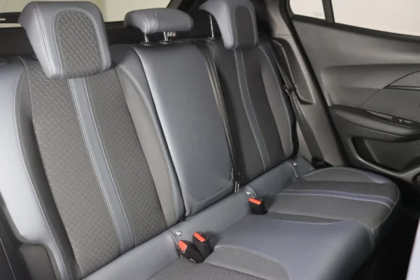 Peugeot e-2008 Allure 12