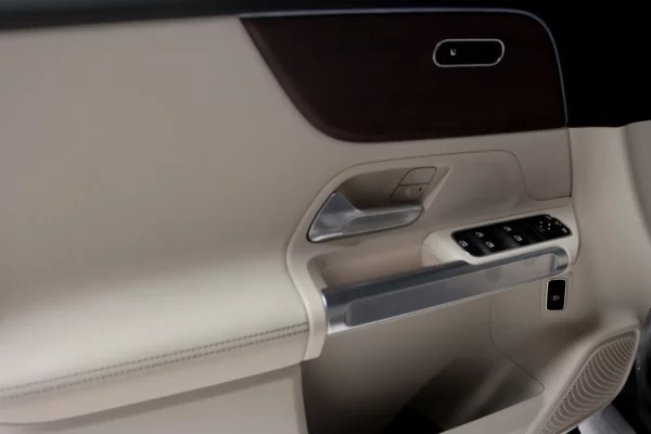 Mercedes-Benz EQB 300 4Matic 11
