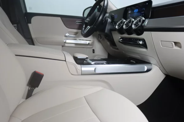 Mercedes-Benz EQB 300 4Matic 17