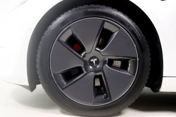 Tesla Model 3 Long-Range Dual Motor AWD 8