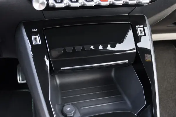 Peugeot e-2008 50 kWh GT 16