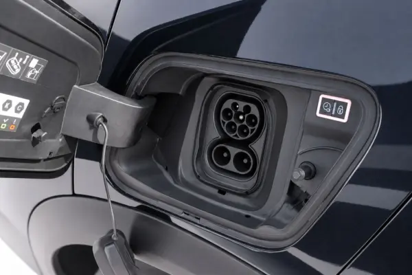 Peugeot e-2008 54 kWh GT 7