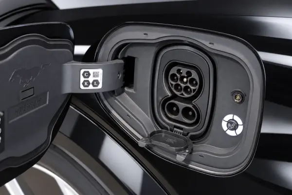 Ford Mustang Mach-E 75.7 kWh Base 7