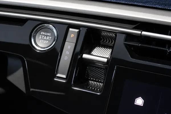 Peugeot E-5008 73 kWh GT 12