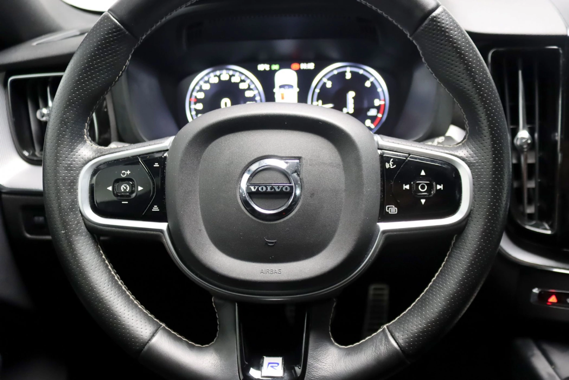 Volvo XC 60 2.0 D4 R-Design Geartronic 10